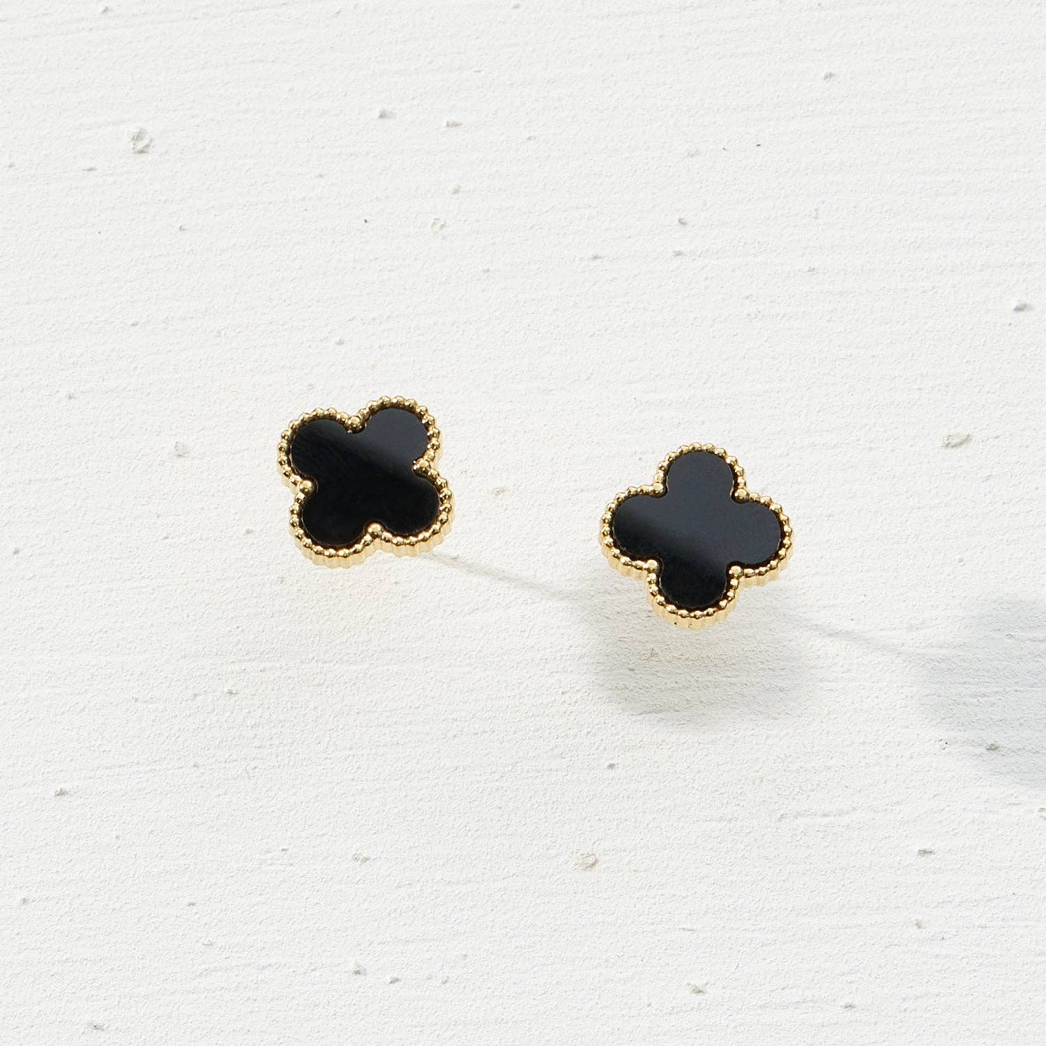 Frem - Elegant Flower Shaped Gold Stud Earrings Mother of Pearl and Black Design