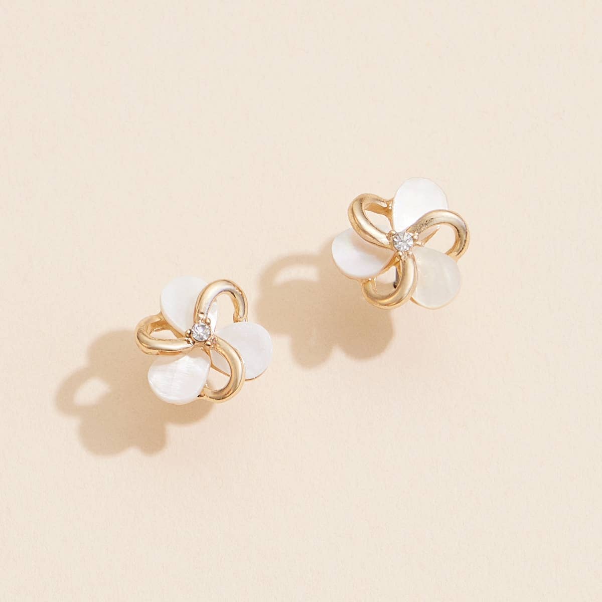 Frem - Floral Shell Stud Earrings