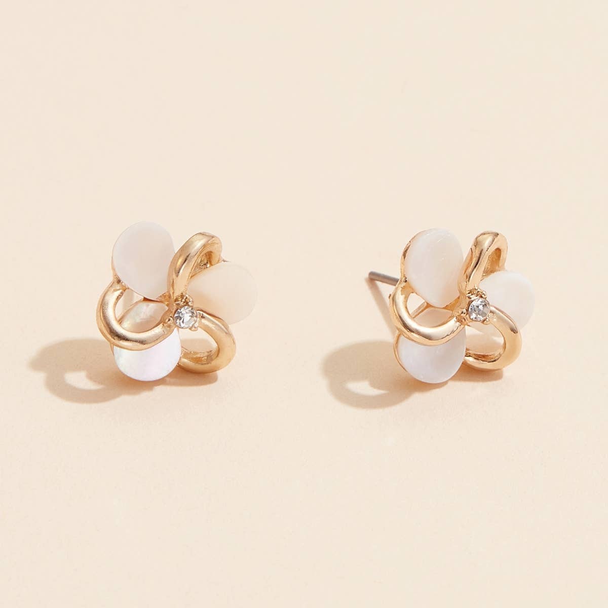 Frem - Floral Shell Stud Earrings