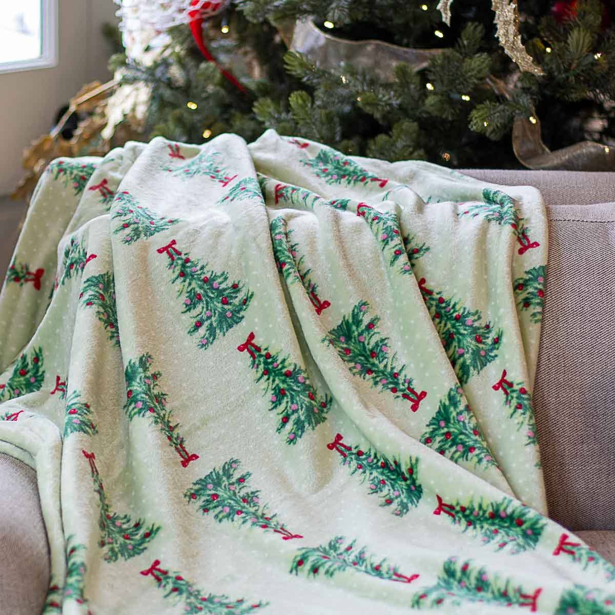 The Royal Standard - Noelle Tree Throw Light Green/Multi 50x60