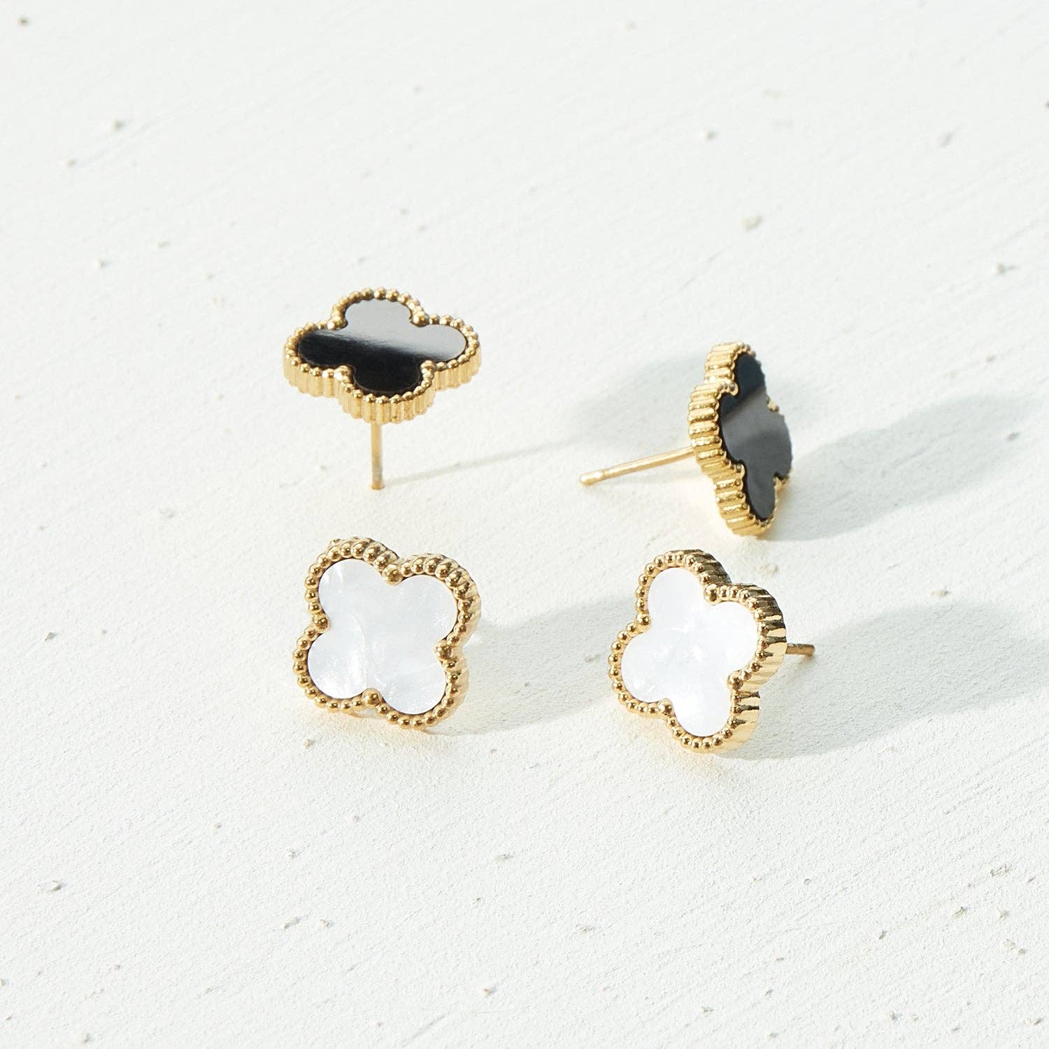 Frem - Elegant Flower Shaped Gold Stud Earrings Mother of Pearl and Black Design