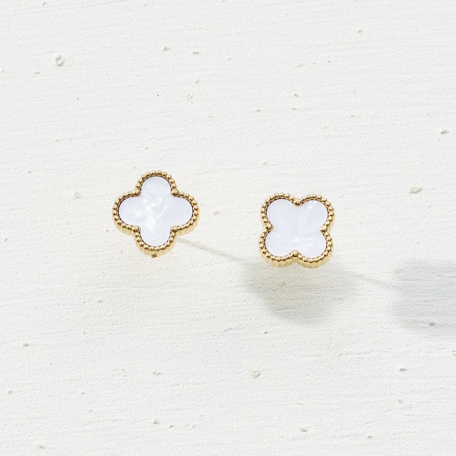 Frem - Elegant Flower Shaped Gold Stud Earrings Mother of Pearl and Black Design