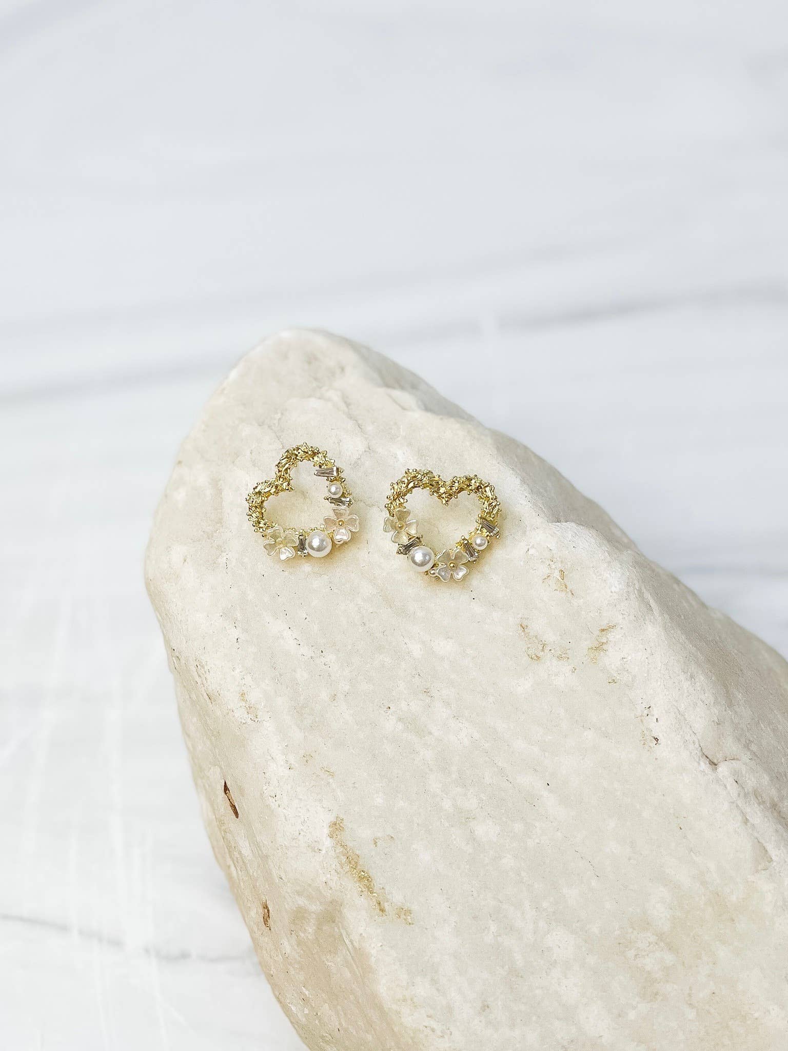 Prep Obsessed Wholesale - Pearl Textured Gold Heart Stud Earrings