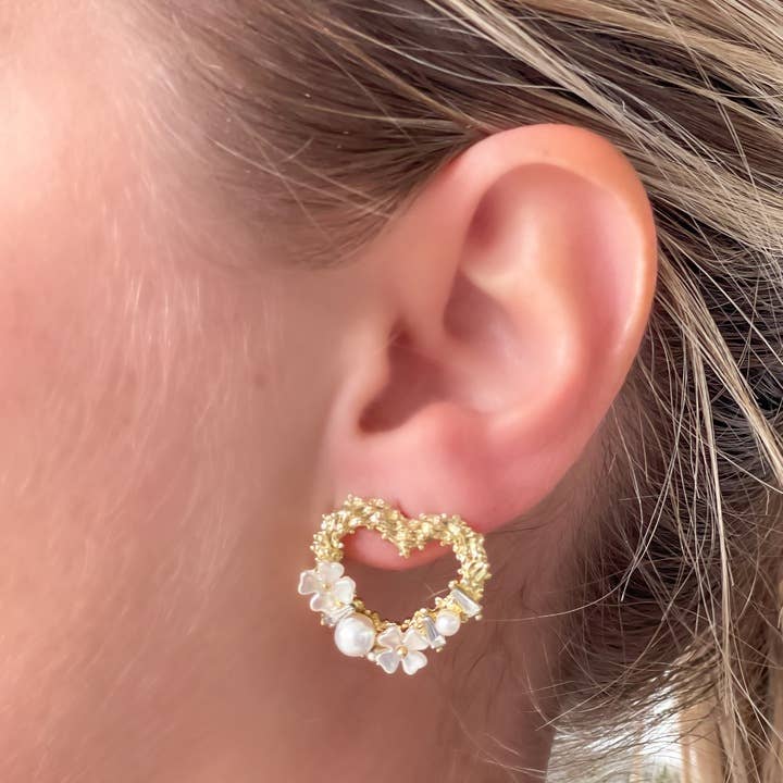 Prep Obsessed Wholesale - Pearl Textured Gold Heart Stud Earrings